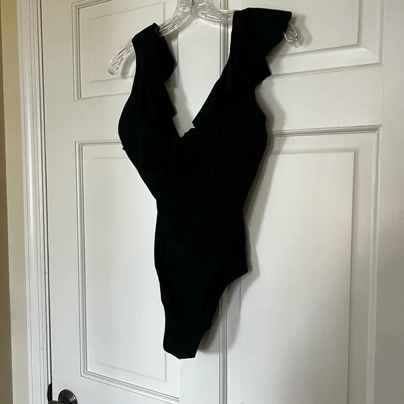 J.Crew Women’s Size 8 One Piece Bathing Suit Black‎ Ruffle Built in Bra Resort - Picture 5 of 11